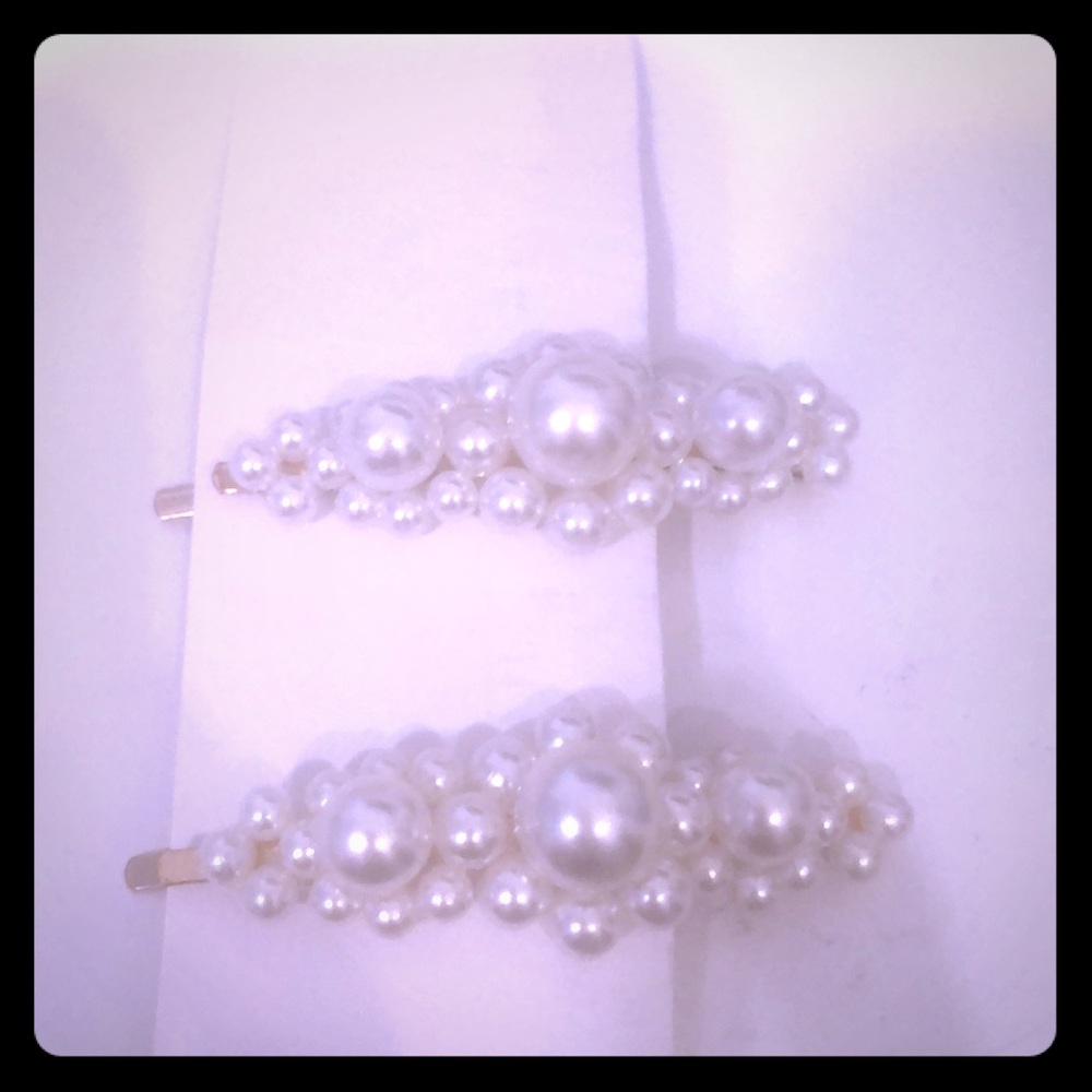 Pearl hair clips